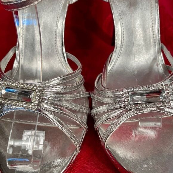 SILVER STRAPPY SHOES by APT 9 SIZE 8 - Picture 5 of 8